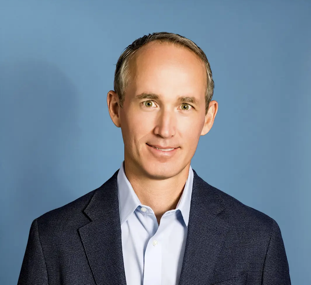 アダムのヘッドショット